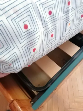 Cama individual de pino con cajones