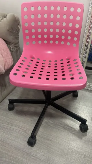 Silla rosa con base rosa