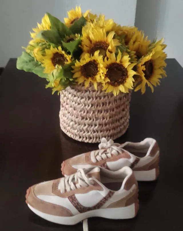 Zapatillas deportivas beige y blancas