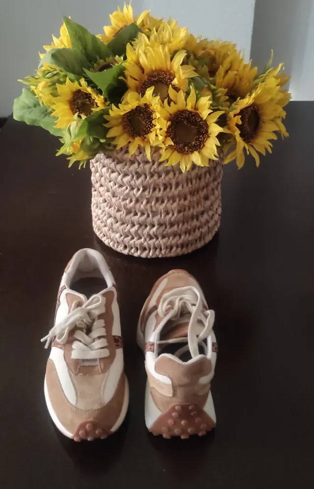 Zapatillas deportivas beige y blancas