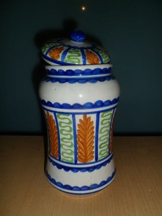 Jarrón de cerámica con tapa decorado
