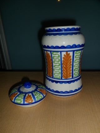 Jarrón de cerámica con tapa decorado