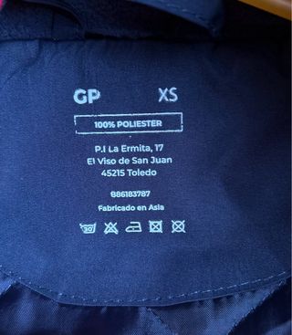 Parka Deportiva Roja Talla XS. Está como nueva.