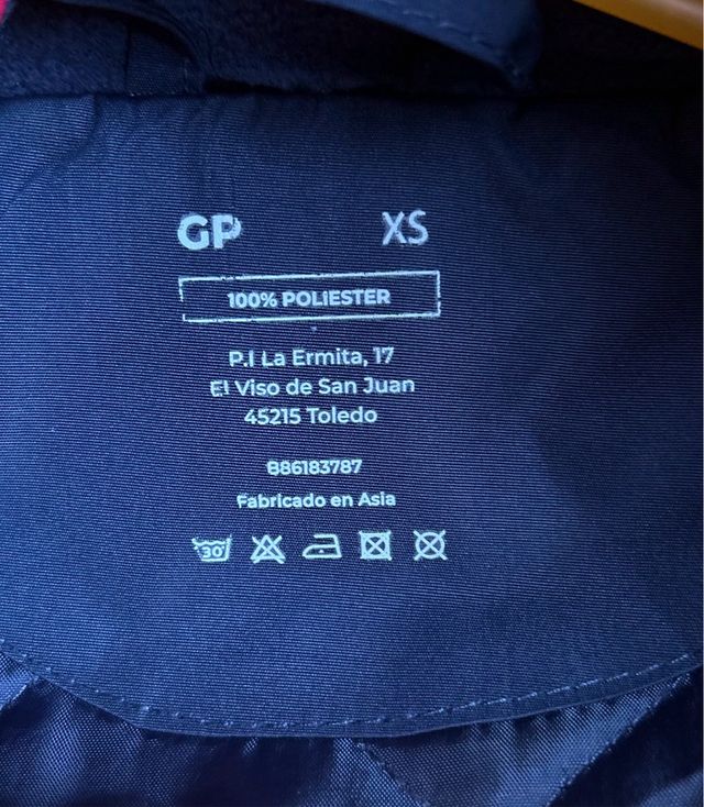 Parka Deportiva Roja Talla XS. Está como nueva.