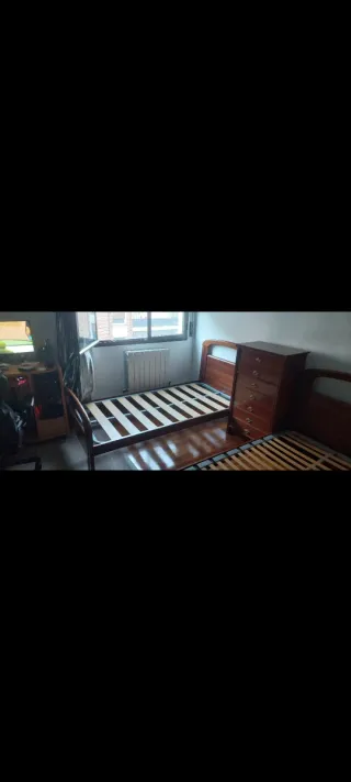 2 camas de madera y cómoda a juego