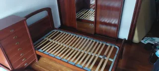 2 camas de madera y cómoda a juego