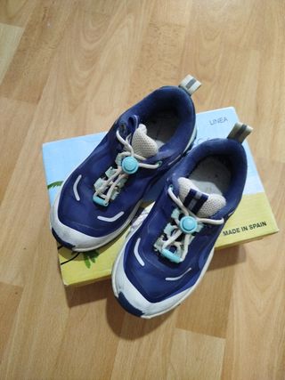 Zapatos niños azules y blancos talla 26