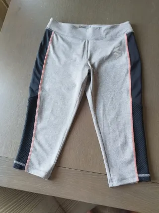 Pantalón pirata Crivit gris y negro