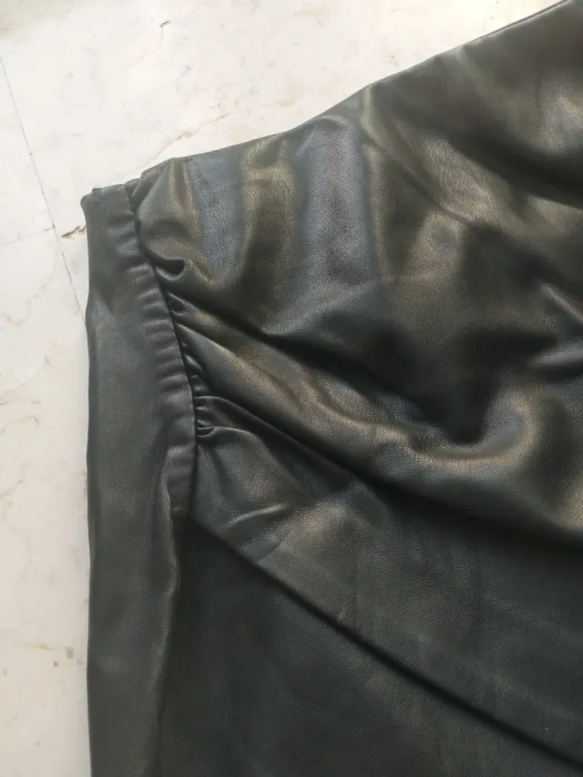 Falda corta negra efecto piel