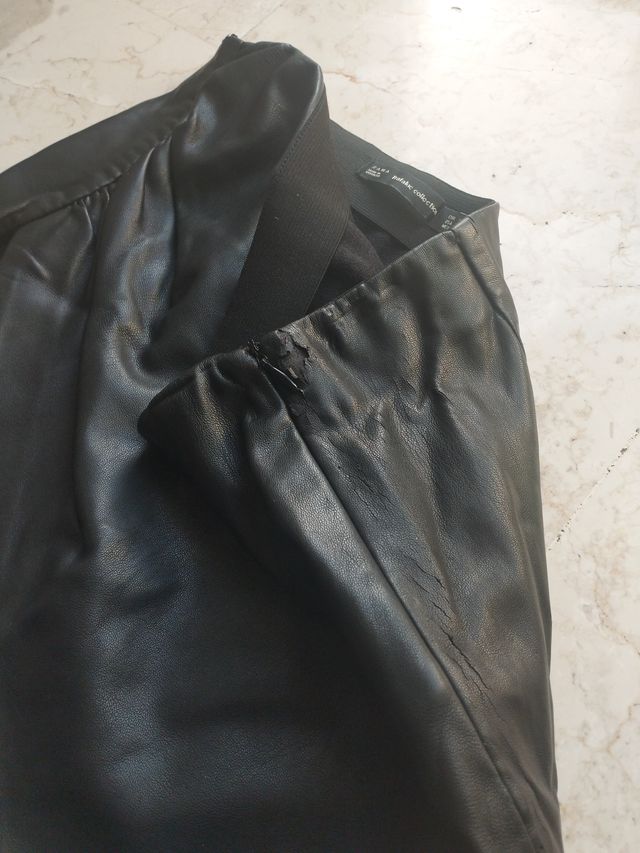 Falda corta negra efecto piel