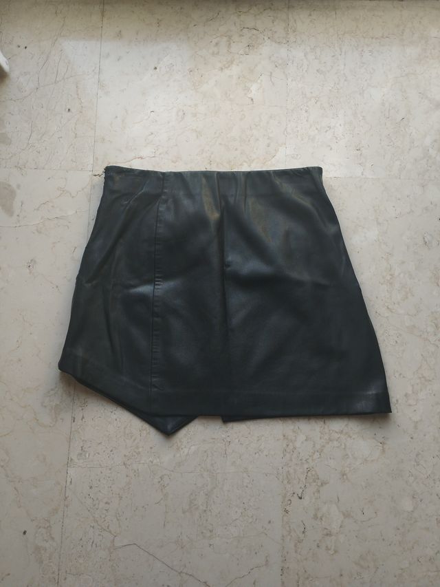 Falda corta negra efecto piel