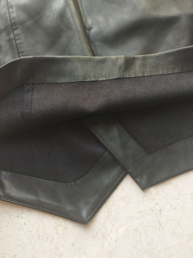 Falda corta negra efecto piel