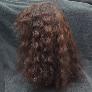 Peluca natural Castaña Ondulada.