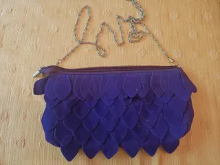 Bolso morado con cadena
