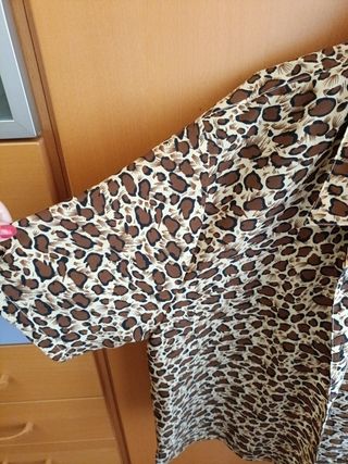Camisa con estampado de leopardo