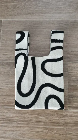 Bolso de mano tejido blanco y negro