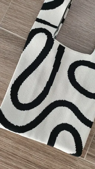 Bolso de mano tejido blanco y negro