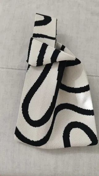 Bolso de mano tejido blanco y negro