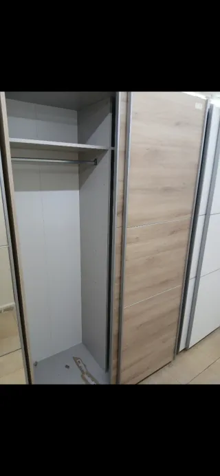 Armario puertas correderas madera y metal