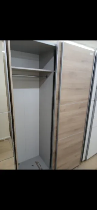 Armario puertas correderas madera y metal