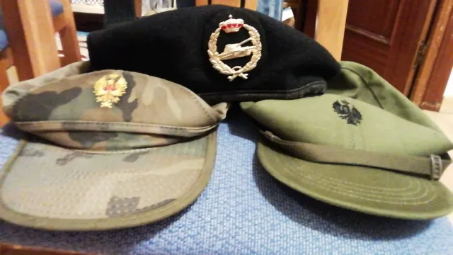 Boina Negra Talla 58, más o menos 21cm de diámetro