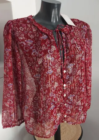 Blusa burdeos semitransparente con detalles dorado