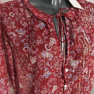 Blusa burdeos semitransparente con detalles dorado