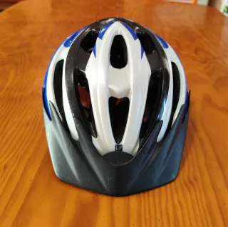 Casco de bicicleta azul y blanco