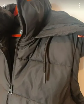 Chaleco acolchado Zara negro con capucha