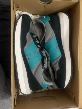 Zapatillas New Balance Negras y Turquesa