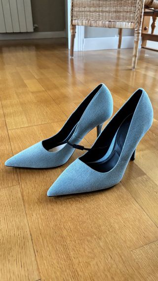 Zapatos de tacón azul vaquero