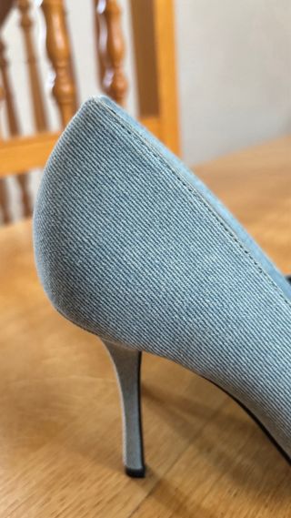 Zapatos de tacón azul vaquero