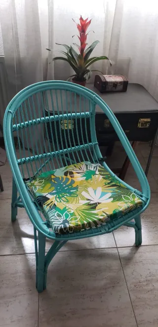 Sillon de mimbre vintage con cojín estampado
