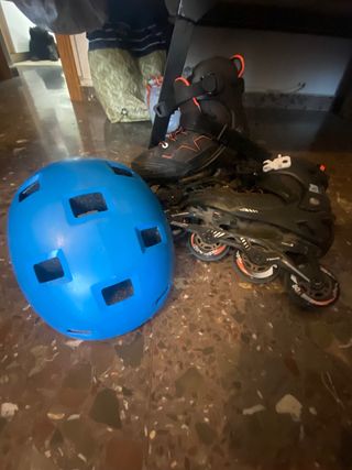Patines en línea y casco azul