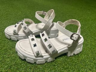Sandalias blancas con tachuelas Talla 37