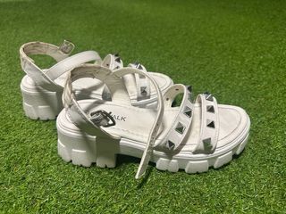 Sandalias blancas con tachuelas Talla 37