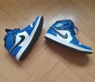 Zapatillas Air Jordan 1 Mid Azul y Blanco