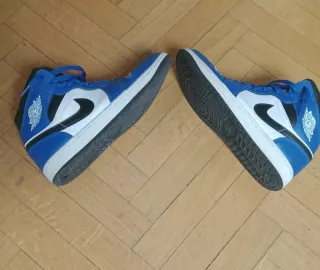 Zapatillas Air Jordan 1 Mid Azul y Blanco