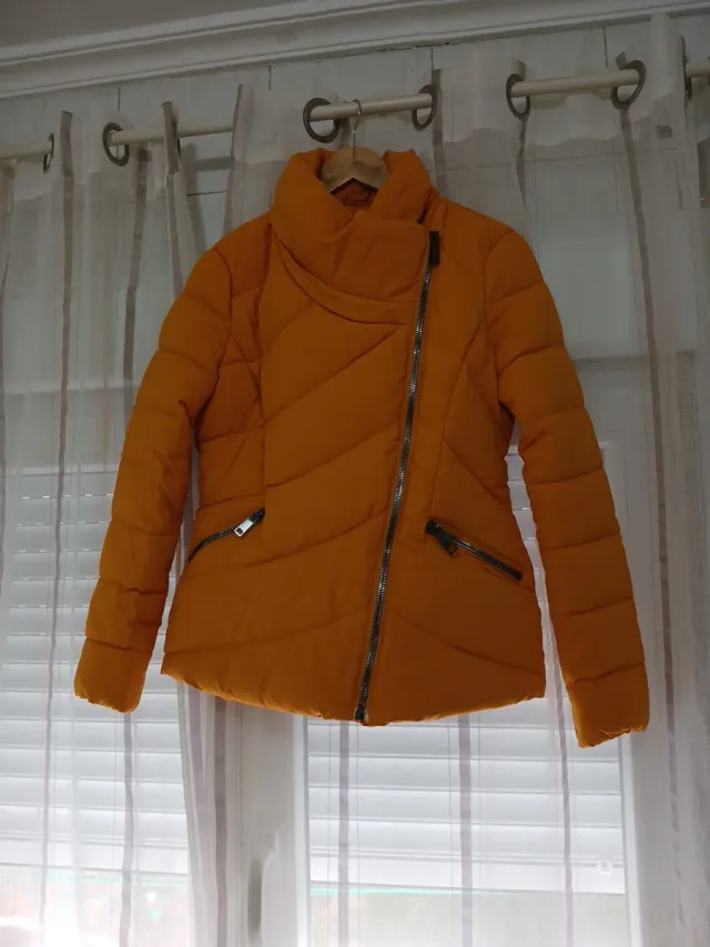 Abrigo acolchado amarillo