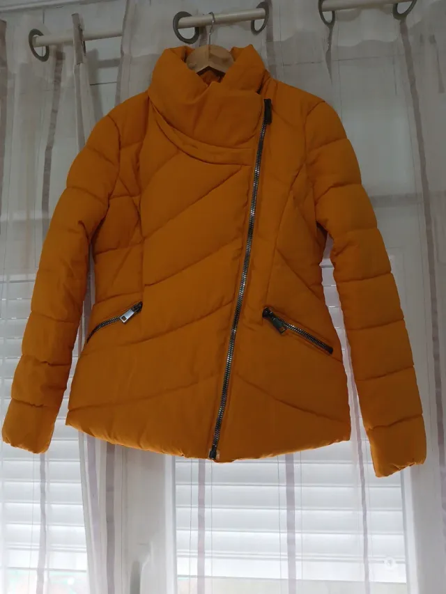 Abrigo acolchado amarillo