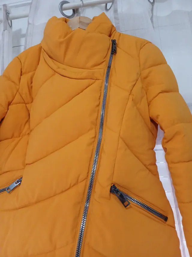 Abrigo acolchado amarillo