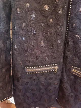 Chaqueta negra con lentejuelas y cremalleras
