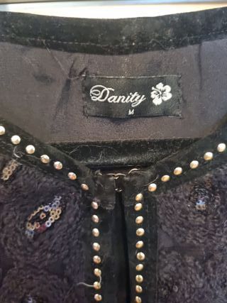 Chaqueta negra con lentejuelas y cremalleras