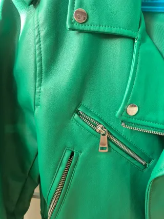 Cazadora polipiel verde Stradivarius Talla M