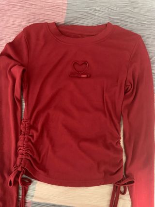 Camiseta roja manga larga con cordones