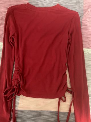 Camiseta roja manga larga con cordones