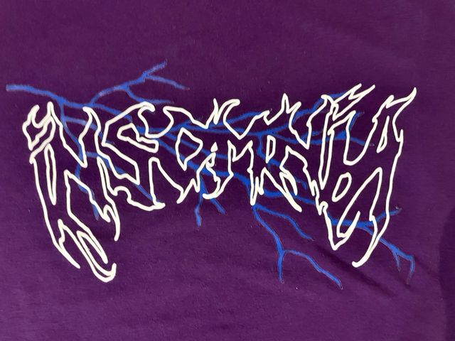 Maglia viola con stampa