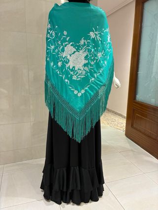 Mantón de pico verde agua bordado blanco 