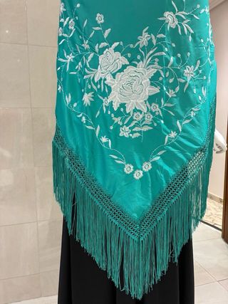 Mantón de pico verde agua bordado blanco 