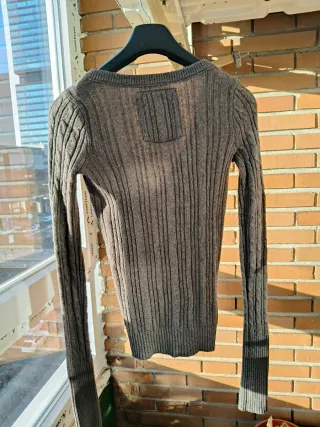 Jersey Hollister cuello pico marrón